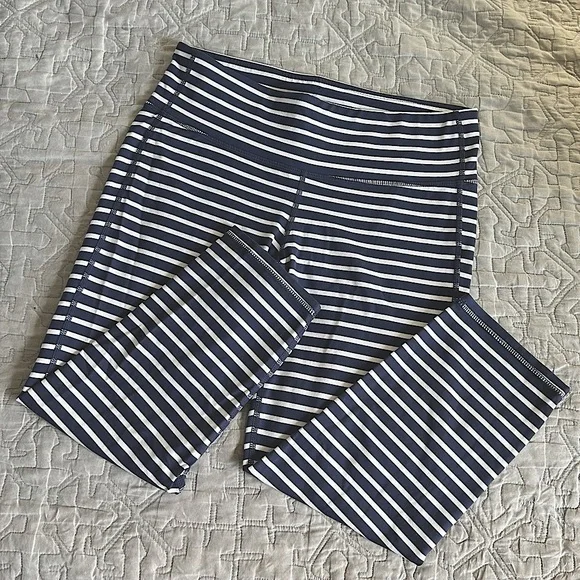 🩷ATHLETA NAVY BLUE WHITE STRIPE WORKOUT LOUNGE CAPRI LEGGINGS SIZE MEDIUM GYM - Picture 1 of 6